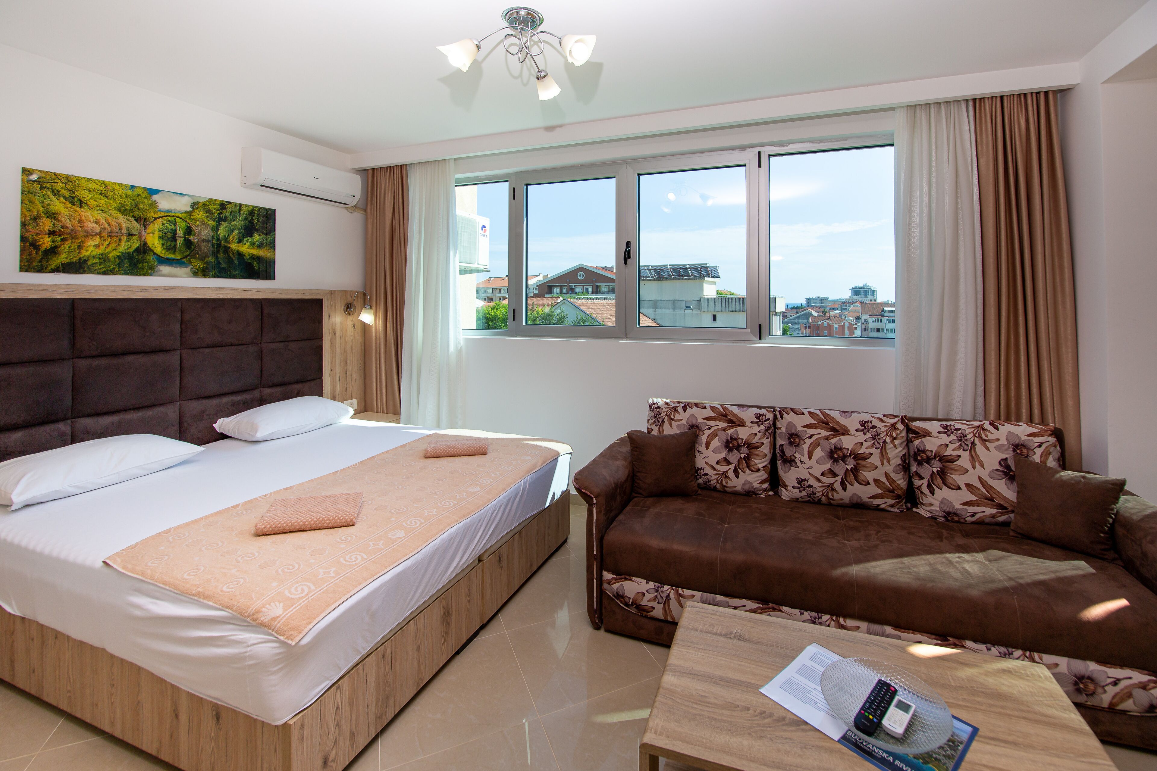 Studio | Living area | Flat-screen TV