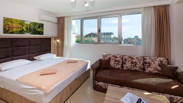 Studio | Living area | Flat-screen TV