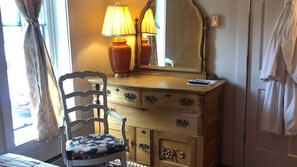 Edredón, decoración personalizada, muebles diferentes y wifi gratis 