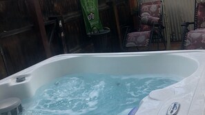 Área de tratamiento exterior, sauna y tina de hidromasaje 