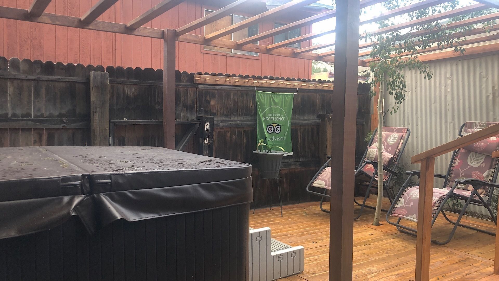 Ett bubbelbad, en utomhusplats med sittmöbler och en banner som visar att platsen har utmärkt kvalitet.