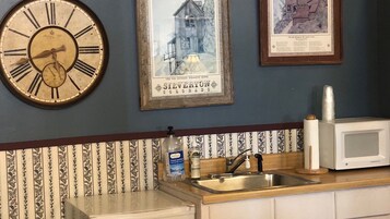 Televisión de pantalla plana, libros, servicios de streaming