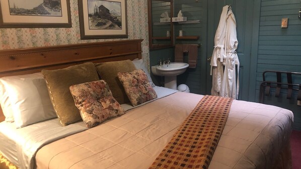 Villa – deluxe, flere soverom, spabadekar | Oppholdsområde | En 32-tommers Flatskjerm-TV med Parabol-TV samt bøker