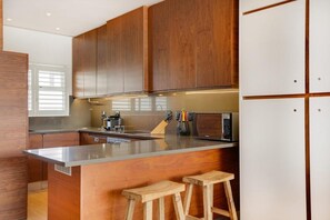 Private kitchenette - 307 Seacliffe Apartments (Cape Town)