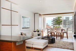 Lobby sitting area - 307 Seacliffe Apartments (Cape Town)