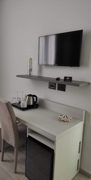 Deluxe Double or Twin Room (101) | Premium bedding, down comforters, memory foam beds, minibar - Thalya Luxury Rooms (Syracuse)