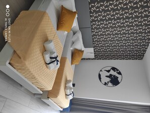 Deluxe-Doppel- oder -Zweibettzimmer, Balkon (102) | Hochwertige Bettwaren, Daunenbettdecken