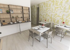 Sarapan bufet setiap hari (EUR 7 seorang) 