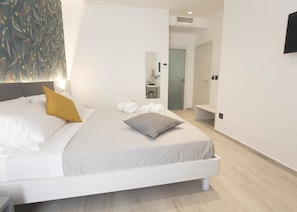Premium bedding, down duvets, memory-foam beds, minibar - Thalya Luxury Rooms (Syracuse)