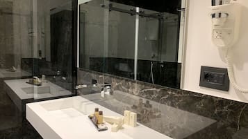 Douche, douche à « effet pluie », articles de toilette gratuits