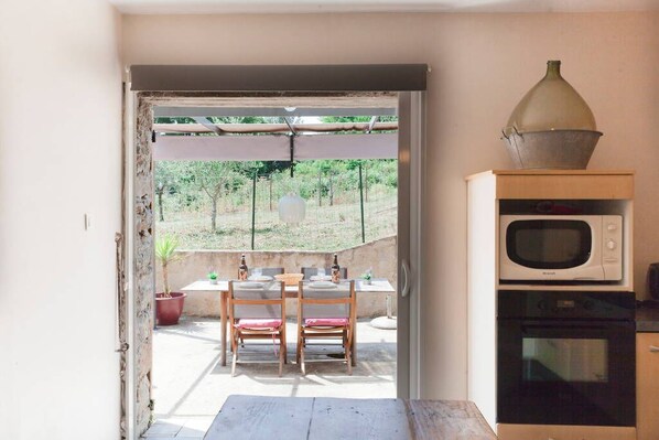 Microwave, dishwasher