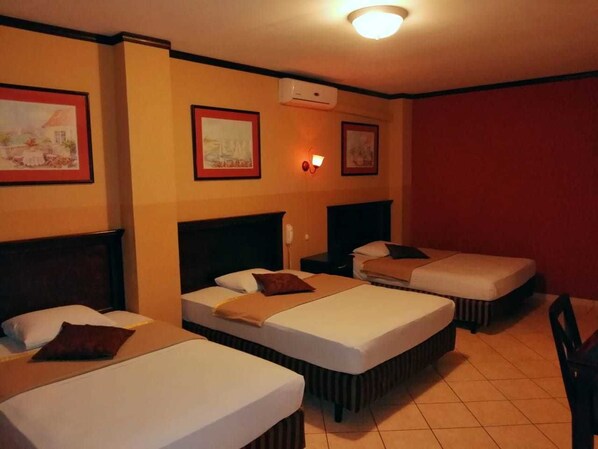 Desk, soundproofing, free WiFi, bed sheets - Hotel Merliot (Antiguo Cuscatlán)