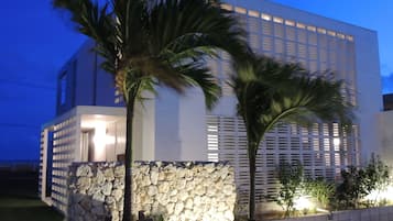Fachada de la propiedad por la tarde o noche