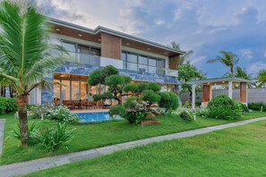 Vista frontal de la propiedad