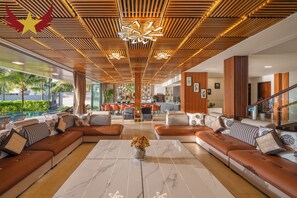 Vil·la de luxe, diversos dormitoris, vistes al mar | Sala d'estar | Televisor LCD 