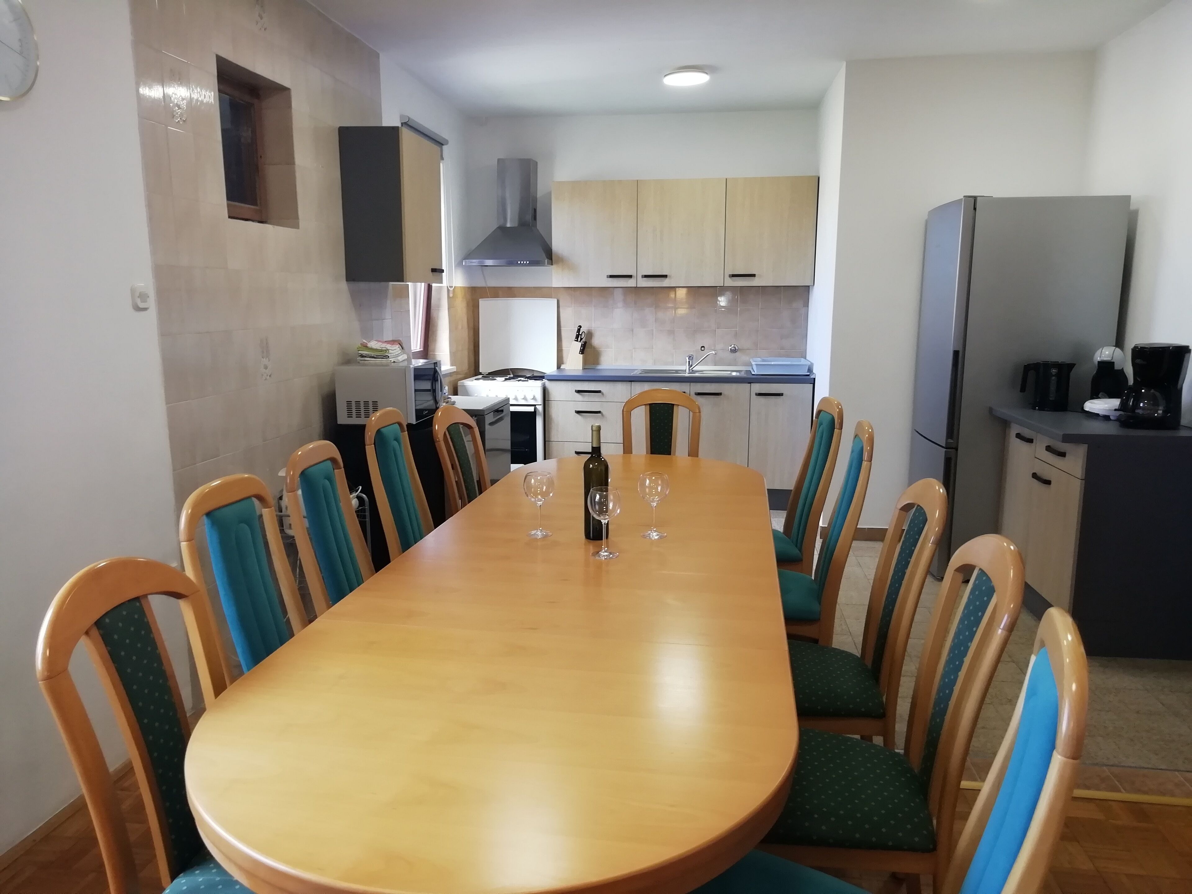 Une cuisine moderne équipée d’une table à manger, de chaises et de divers appareils électroménagers.