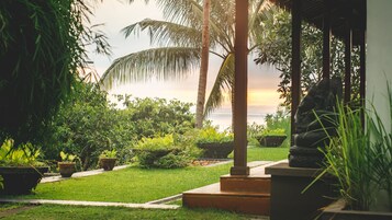 Villa Laras | Garden view