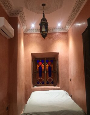 2 bedrooms, iron/ironing board, WiFi, bed sheets - Riad located close to Jemaa El Fna, with a patio and a terrace (Marrakech)