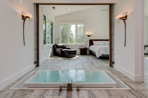 4 bedrooms, desk, iron/ironing board, free WiFi - Waterfall Manor | Mountain Luxury w/ Fireplaces & Views + Biltmore Pass (Fletcher)