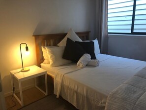 3 bedrooms, iron/ironing board, free WiFi, bed sheets - Ultimate location , parking and public transport, shopping and restaurants (Toorak)