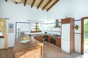 Geladeira, micro-ondas, fogão, lava-louças