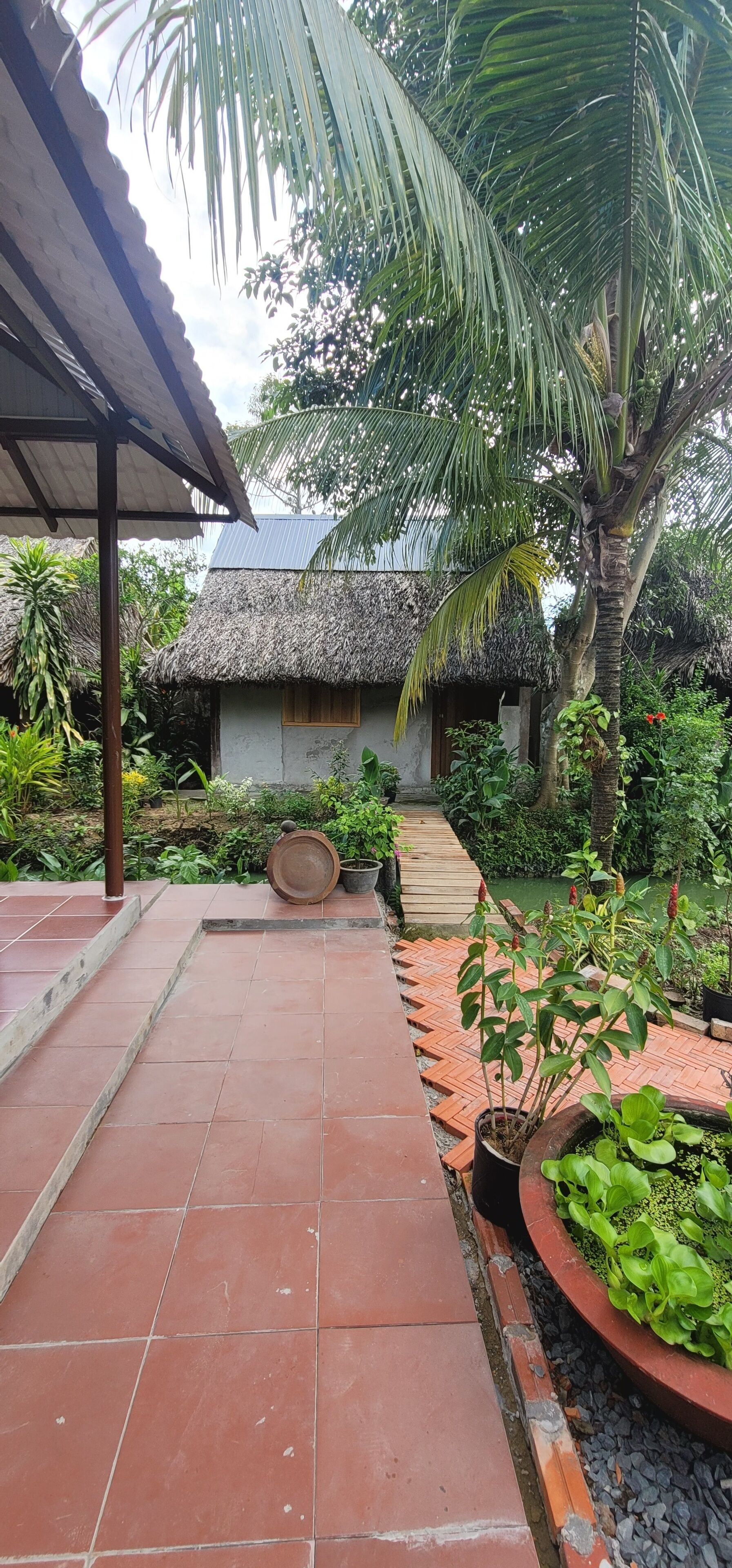 Standard Double Room, Garden View | Minibar, in-room safe, desk, laptop workspace
