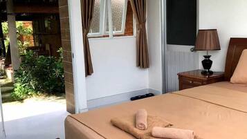 Familiebungalow - forbundne værelser - udsigt til have | Minibar, pengeskab på værelset, skrivebord