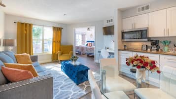 Fernseher, Tischfußball, Tischtennisplatte