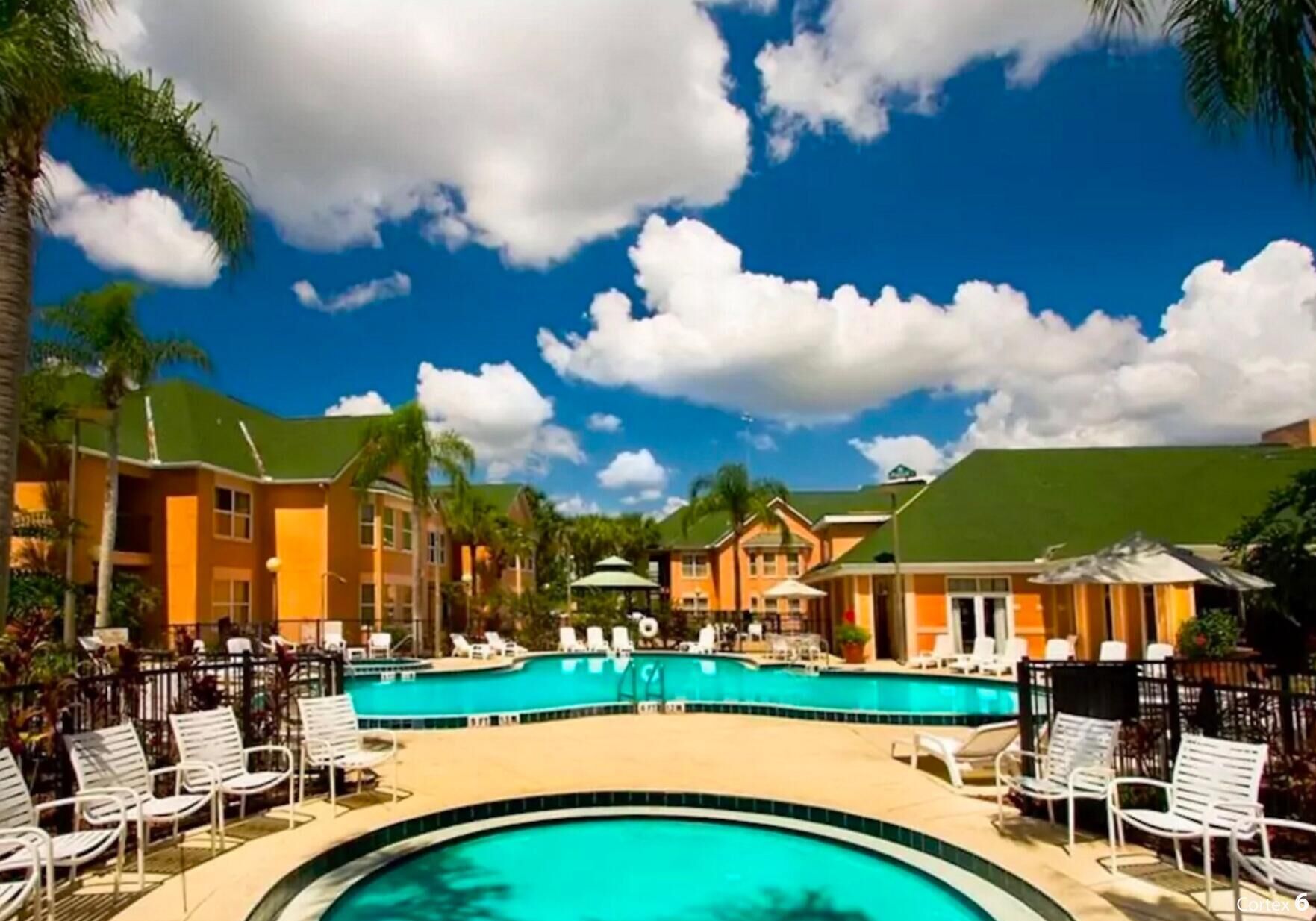 Utendørsbasseng og et oppvarmet basseng