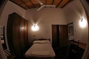 Roupas de cama premium, escrivaninha, quartos à prova de som