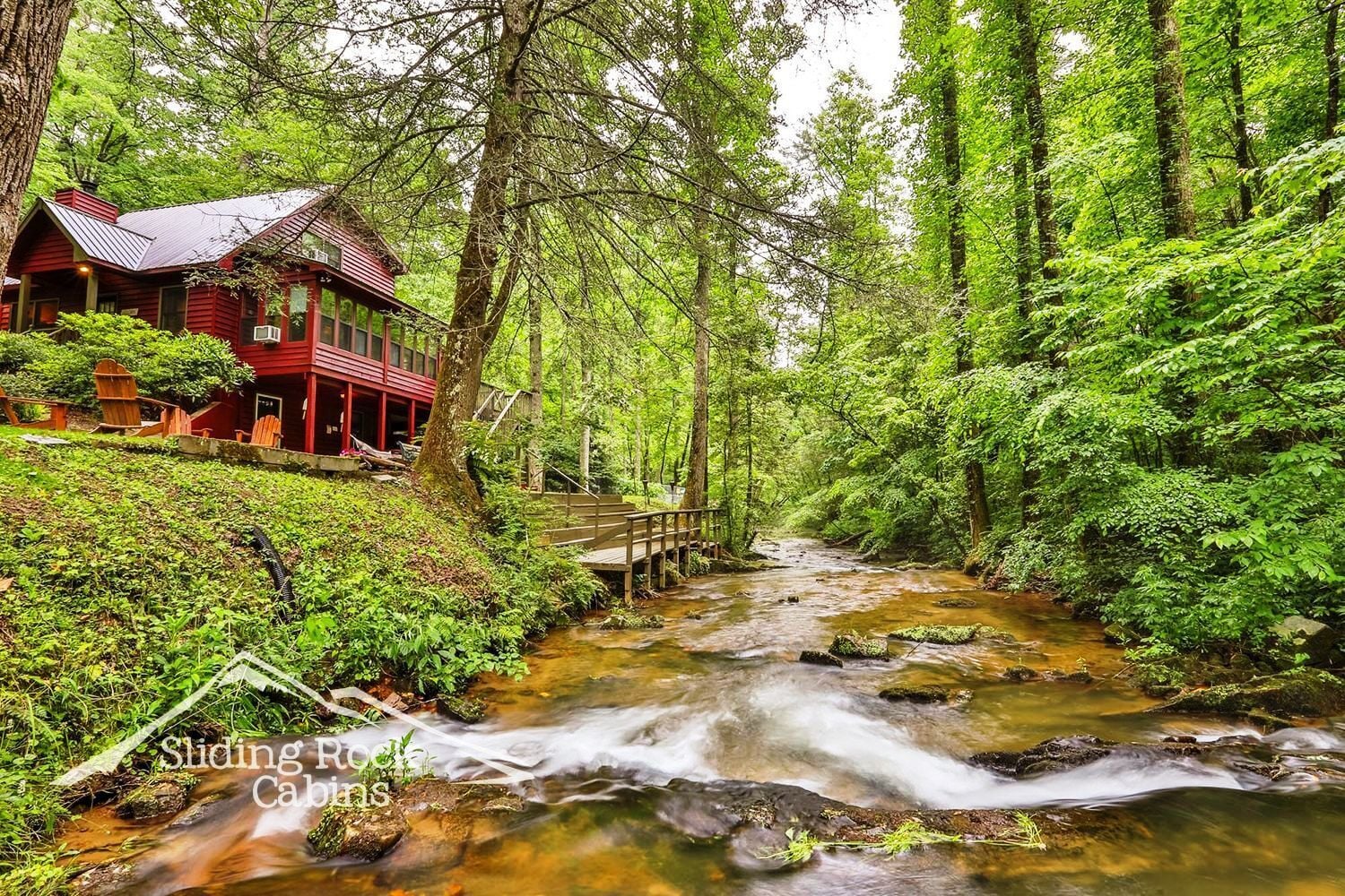 Creekfront, hot tub, pet friendly,  fenced yd, easy access, game room, WIFI