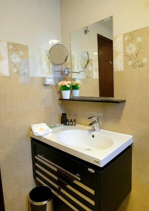Douche, articles de toilette gratuits, sèche-cheveux, peignoirs