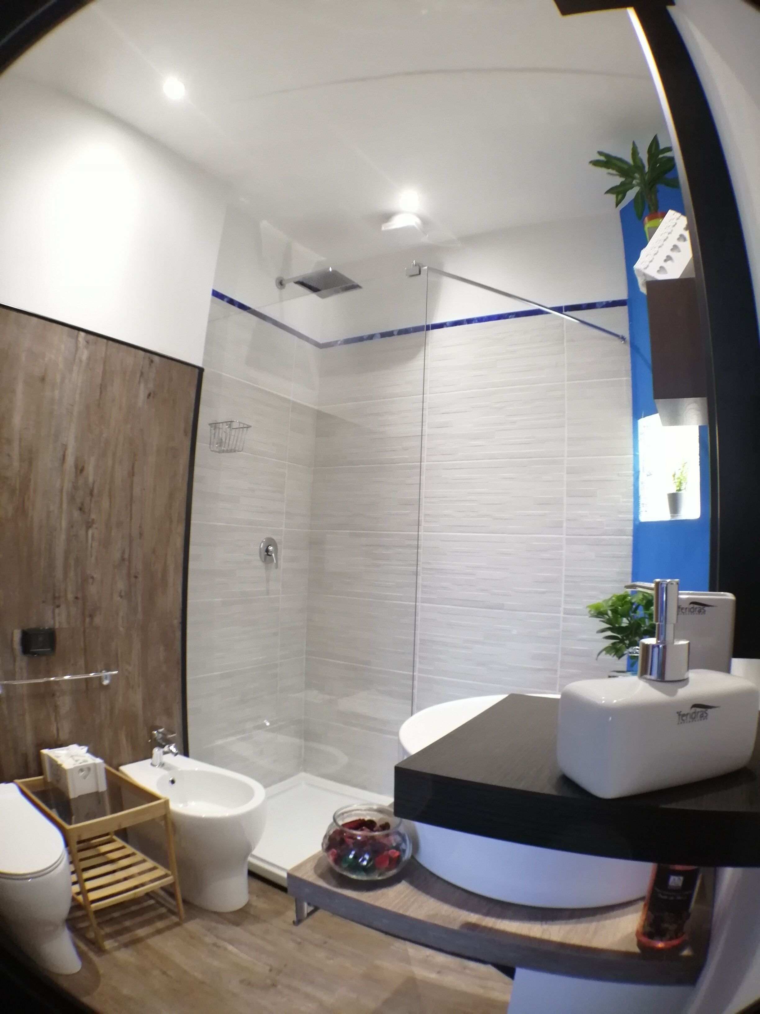 Sèche-cheveux, serviettes fournies