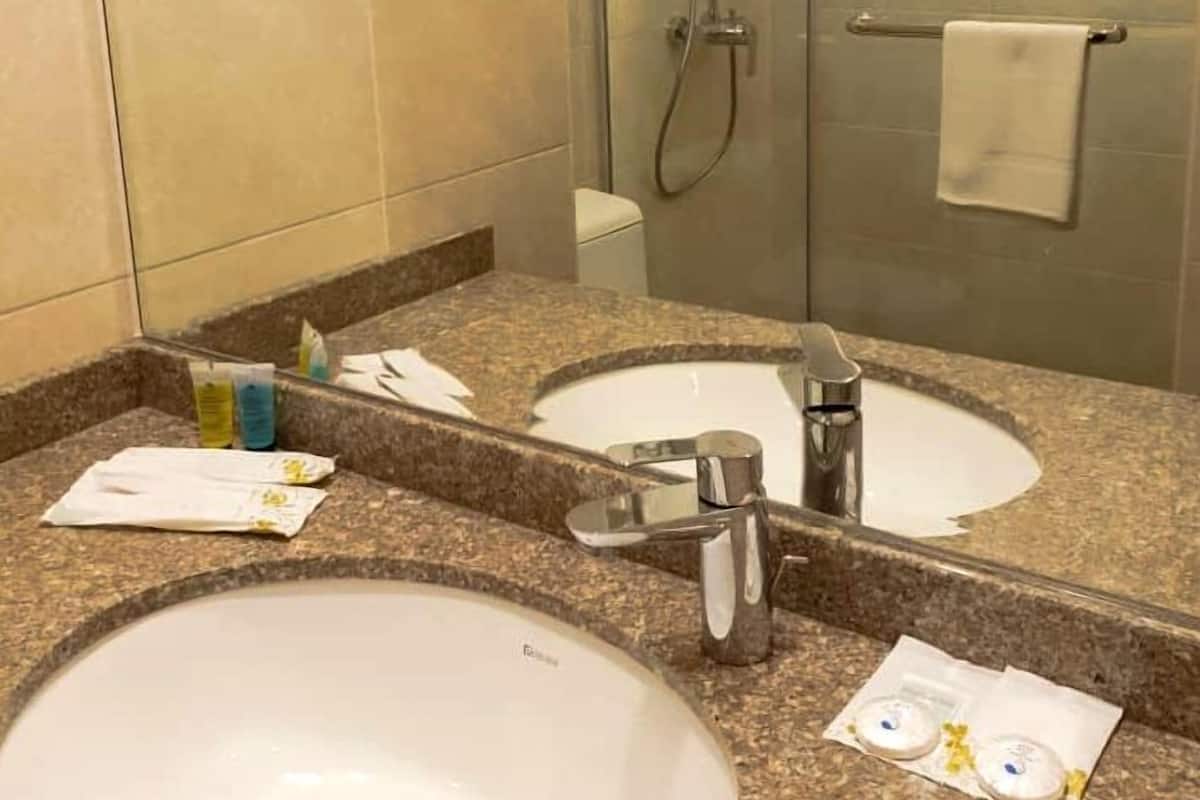 Shower, rainfall showerhead, free toiletries, hair dryer
