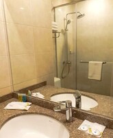 Shower, rainfall showerhead, free toiletries, hair dryer
