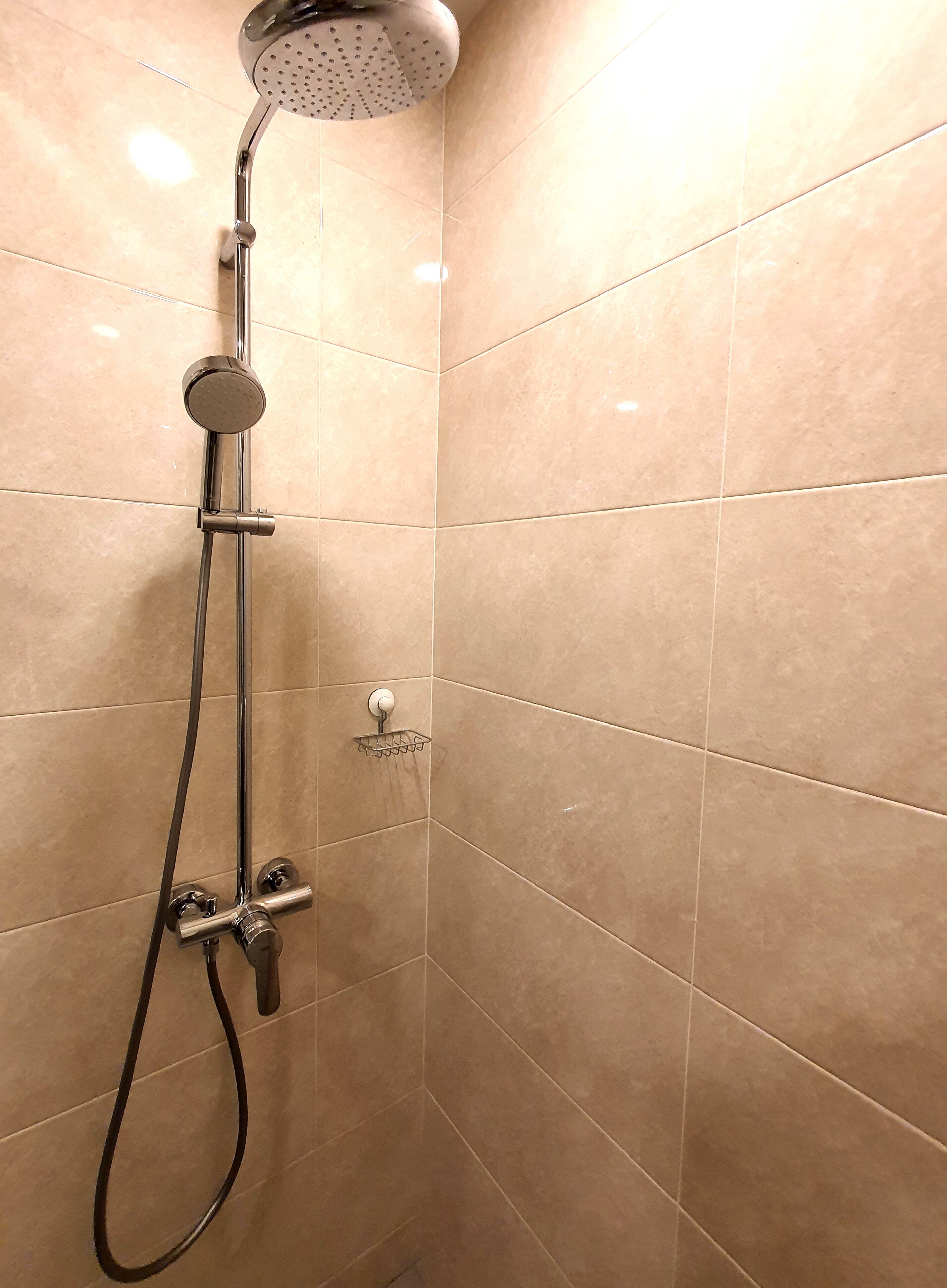 shower, rainfall showerhead, free toiletries, hair dryer