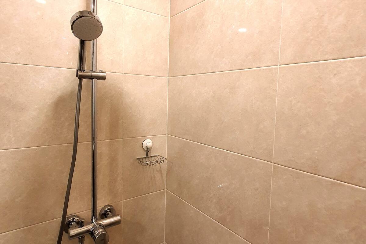 shower, rainfall showerhead, free toiletries, hair dryer