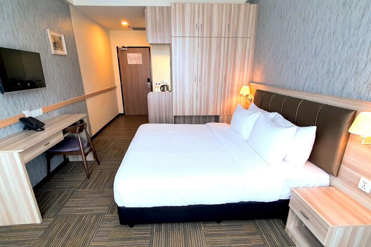 deluxe room, 1 king bed | 1 bedroom, minibar, desk, free wifi