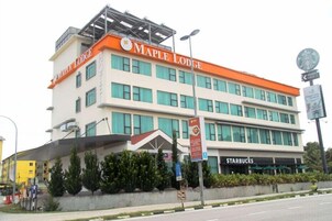Un hotel llamado Maple Lodge con un Starbucks en la planta baja.