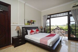 Escritorio, wifi gratis y ropa de cama 