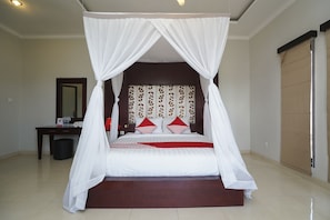 Executive Room, 1 King Bed, Balcony, River View | Desk, soundproofing, free WiFi, bed sheets - OYO 2321 Griya Shanti Homestay (Batubulan)