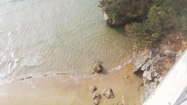 A coastal view with clear water, rocky shoreline, and dense vegetation. - AlbaChiara B&B (Gaeta)
