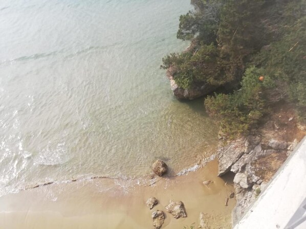 在附近的私人海滩、白沙、沙滩椅、海滩遮阳伞