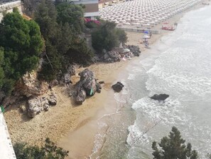 Praia particular nas proximidades, areia branca, espreguiçadeiras 