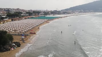 Pantai persendirian berhampiran, pasir putih, kerusi lepak pantai