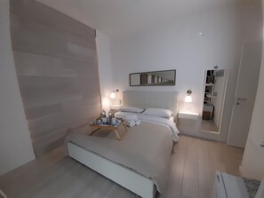 舒适双人房 | 办公桌、床单