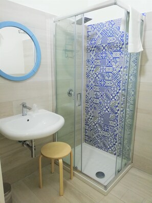 Habitación doble Confort | Baño | Regadera, amenidades de baño gratuitas, secadora de cabello, bidet 