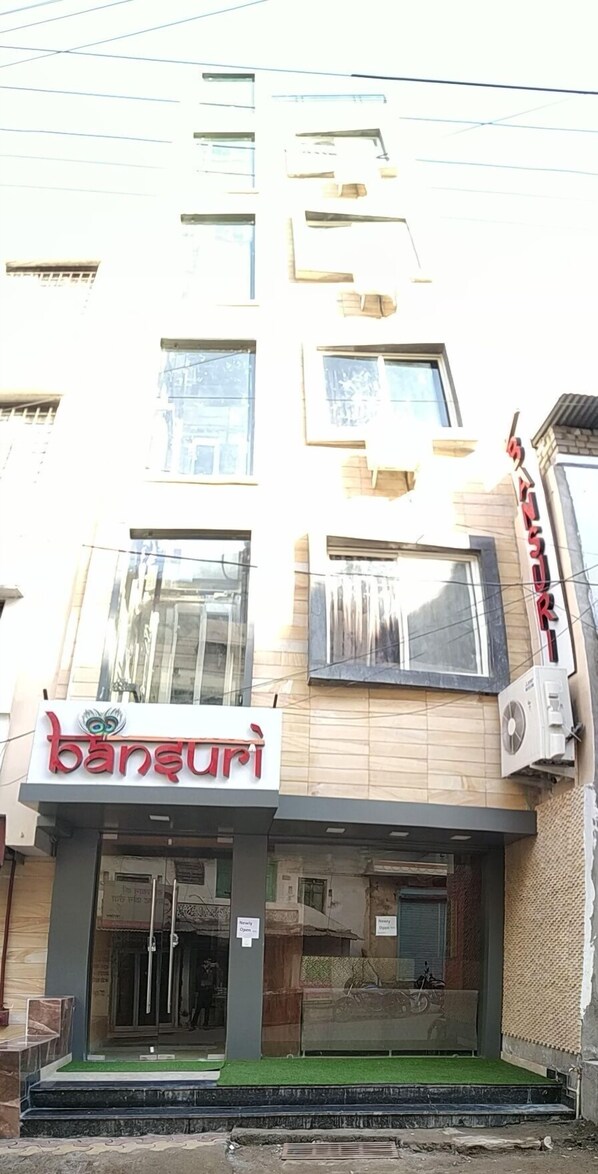Unclassified image, 1 of 9, button - Bansuri Hotel (Nathdwara)