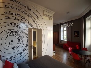 Superior appartement | Woonruimte | Een 42-inch flatscreentelevisie met kabelzenders, smart-tv en Netflix