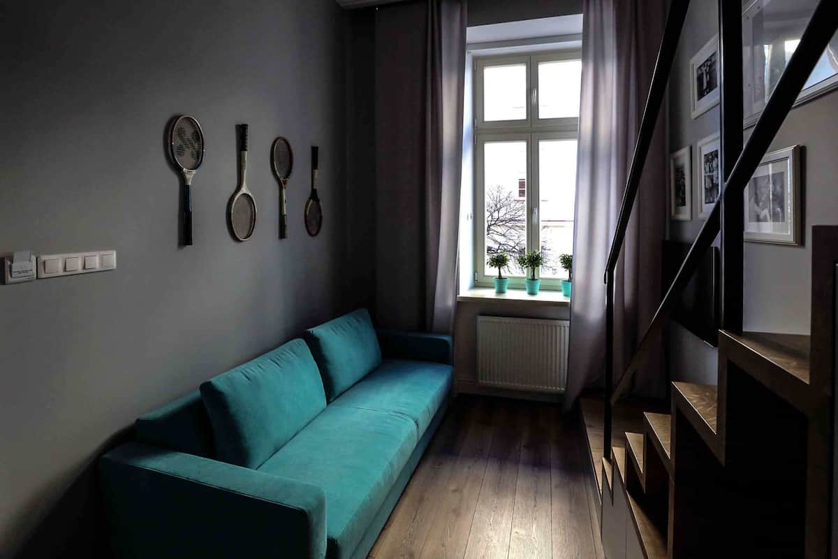 Standard Double Room, 1 Double Bed | Living area | 42-inch flat-screen TV with cable channels, Smart TV, Netflix